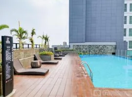 Comfort and Minimalist Studio at Embarcadero Bintaro Apartment By Travelio