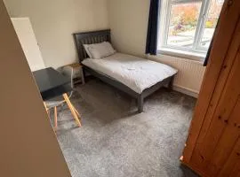 Single occupancy bedroom in quiet village home near docks and Quays