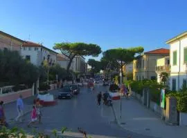 Huge Holiday Home in Marina di Castagneto Carducci near Sea