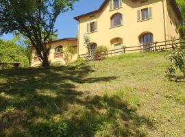 Casa Vacanza Cascina Ronco-natura e relax vicino Lago di Como, khách sạn ở Erba