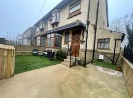 House Sleeps 9 with Garden and Parking