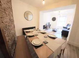 Central Brixham 4-Bed, Sleeps 7, Walk to Harbour