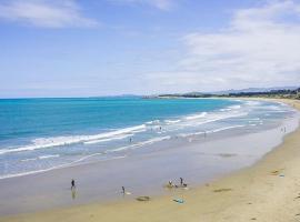 Beach Escape with Stunning Ocean Views & Sunsets, khách sạn ở Kakanui