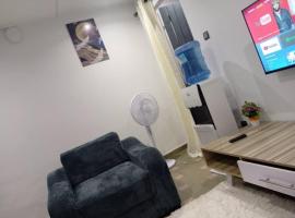 One living room and one bedroom, hotel v mestu Cotonou