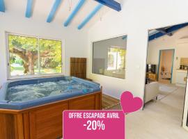 Escapade provençale - Idéal couple & petite famille - Jacuzzi exclusif - 10min Avignon et Château-neuf-du-Pape - Jardin & Piscine - Parking privé gratuit, Hotel in Bédarrides