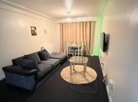 Free Wi-Fi & parking, 5 mins walk to shops centre