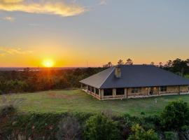 Hilltop Bastrop Retreat, hotel din Bastrop