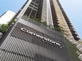 Private Room in Shared 2BHK in Worli 2 mins from Metro Behind Palladium Mall, hotel en Bombay