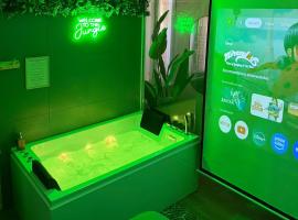 La Jungle - A71 - Jacuzzi et Cinéma, hotel di La Chapelle-Saint-Ursin