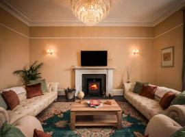 Country Farmhouse, Hot Tub, Sleeps 11، فندق في أنغوس