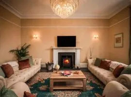 Country Farmhouse, Hot Tub, Sleeps 11