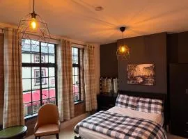 Bright private room in town centre walk to Uni and shops