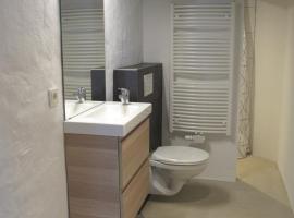 Furnished room with private bathroom near Luxembourg โรงแรมในWincheringen