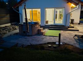 Napsugár Wellness Apartman, hotel u gradu Újudvar