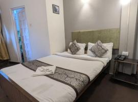 Hotel Sakura Mountain View 5 mins from Darjeeling Railway Station, hotel u gradu 'Darjeeling'