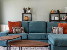 Elegant 2BR Top Floor Apt w/ Parking, hotel i Engomi