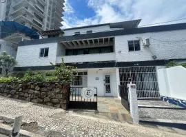 Cama em quarto com banheiro 160 metros da Praia do Farol da Barra 5