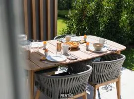 La Dolce Vickri - modern stay with garden and swimming pool