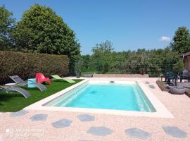 Le Prélaminon 2, hotel in Lamanon