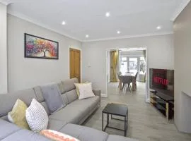 Bright Modern House Near London Links & Studios
