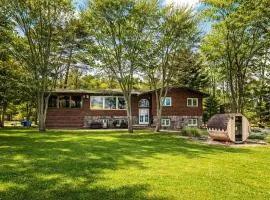 6 Bedroom Lakefront Main House in Sand Bay