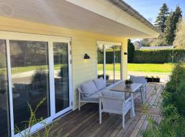 Villa Jule - Cozy and Elegant Place with Open Ceiling, Beautiful Garden and Specious Terrace, hotel v mestu Kettinge