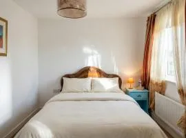 Quiet Three-Bedroom Home in Stewartby with Ensuite and Workspace