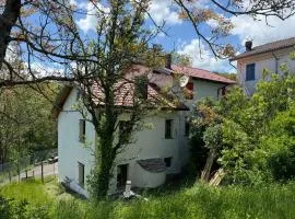 Casetta dalle finestre rosse