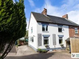 Smithy Bank Cottage - with free parking!