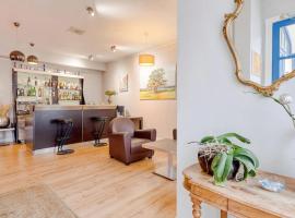 Le Plat d'étain: Orgerus şehrinde bir otel