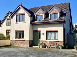 4 Bed House - Sleeps 8 - Pets - Parking - Wifi