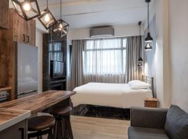 Condo next to metro st Athens!, hotel Athénban