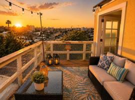 CasaViva Sky - 3BR 1BA Sleeps 10 - Rooftop City Views, Firepit & Bunk Room - Near Zoo & Beaches, hotel em San Diego