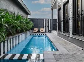 Designer Home 1 Block to magazine Heated Pool&Spa