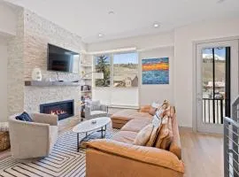 Rooftop Sauna Hideaway - Mtn Views, Fireplace