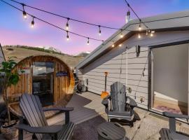 Rooftop Sauna Hideaway • Mtn Views & Fireplace, hotel u gradu Silvertorn