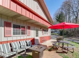 The WCU Hideout Couples Retreat 1 Mi to Campus