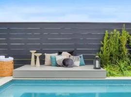 Luxe Sunlit Home Heated Pool & Near CBD