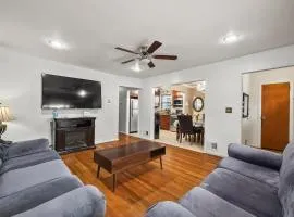 2 Free Parking Space, 8 min Walk to NYC Train Station, Baby Play Pen, Family Friendly
