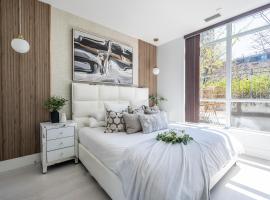 Modern 2BR 2BA Condo with Patio, King Bed & Sleeps 7, готель у Торонто