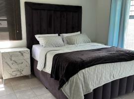 Charming 3-Bedroom House Rental in Centurion, South Africa, hotel em Centurion