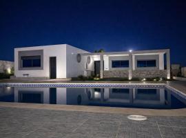 Family Villa with Pool in Northeast Morocco, hotel i Harrarga