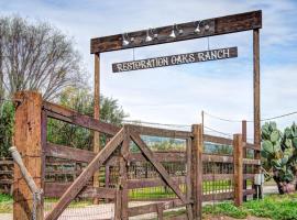 Restoration Oaks Ranch - Ranch House، فندق في بويلتون