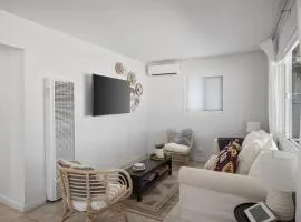 Desert Retreat - Hot Tub, Full Kitchen, Near JT