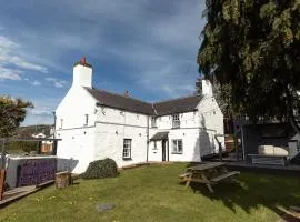 Spacious North Wales Escape with Hot Tub & Beautiful Valley Views