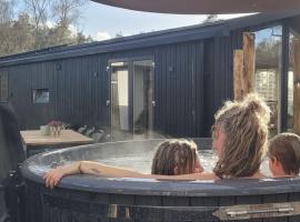 Sfeervolle houten wellness lodge met privétuin en hottub aan bosrand Boshuisje Nero: Haarle'de bir otel