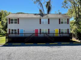 The Blue Door at Sylva Home Base Apartments, отель в Сильве