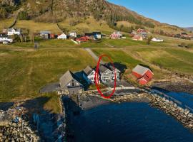 Seahouse with shoreline in Kalvåg, hotel i Frøya