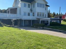1-roms leilighet med egen inngang og parkeringsplass, מלון בHitra