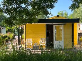Lovely lake chalet with private garden, hotell sihtkohas Matsloot